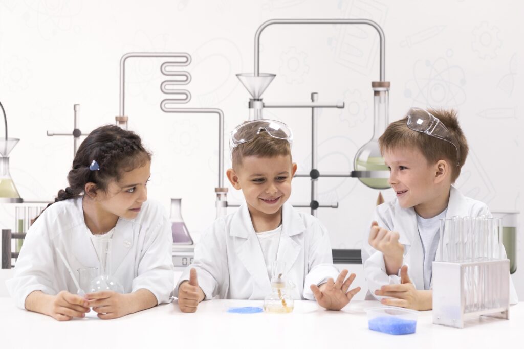 Foto di bambini che giocano a fare gli scienziati