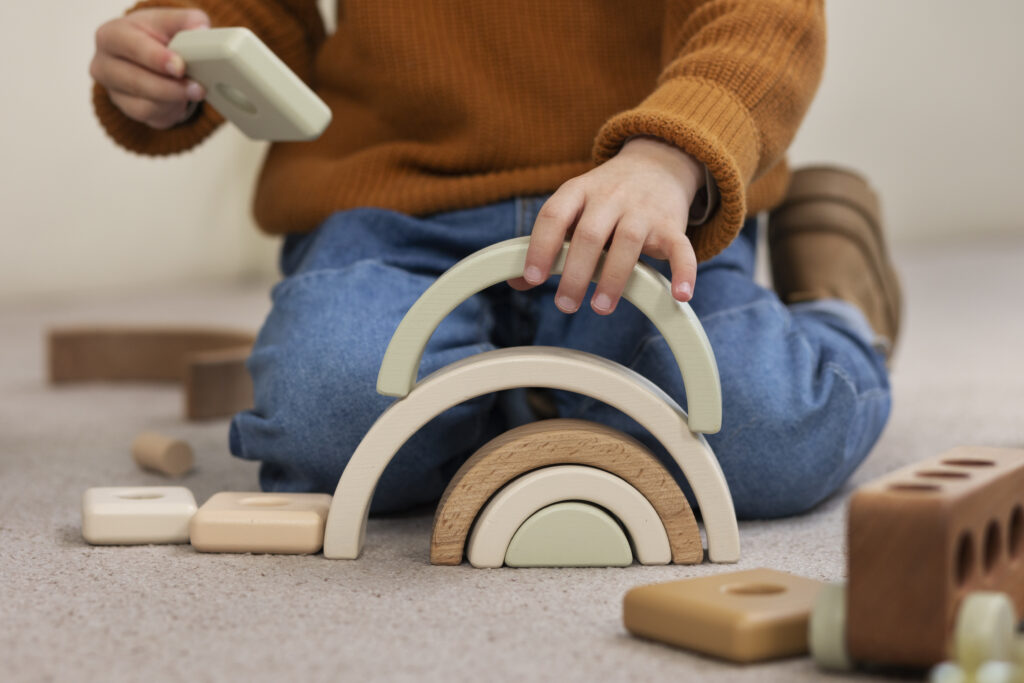 foto di bambino con giochi di legno