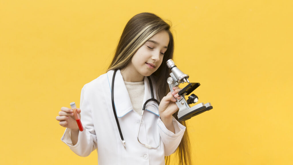Bambina con microscopio