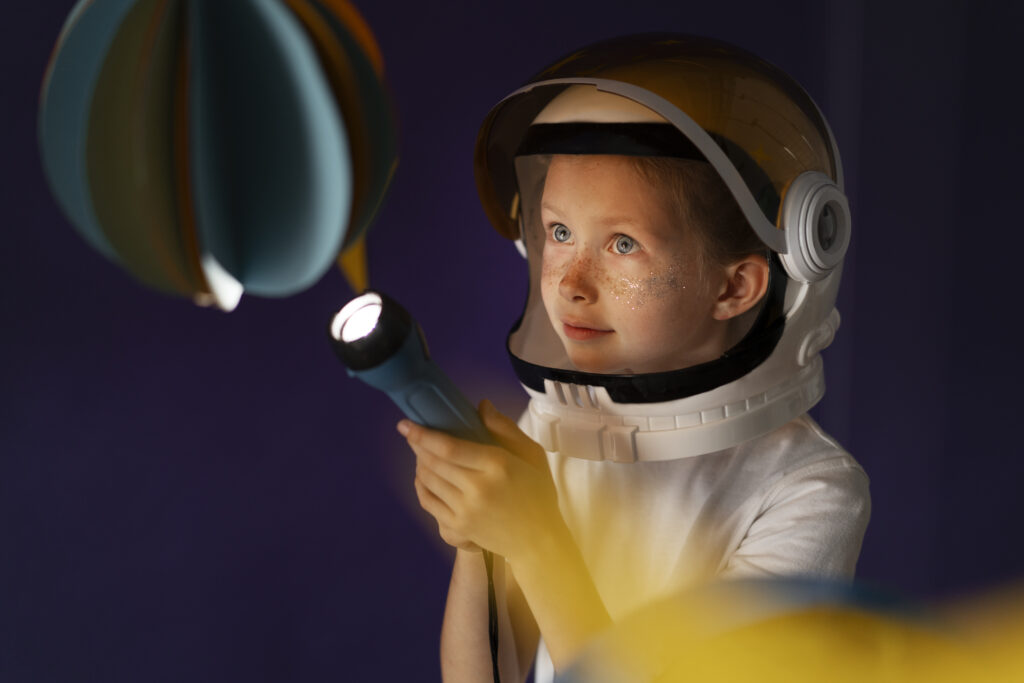 Foto di bambina che gioca a fare l'astronauta