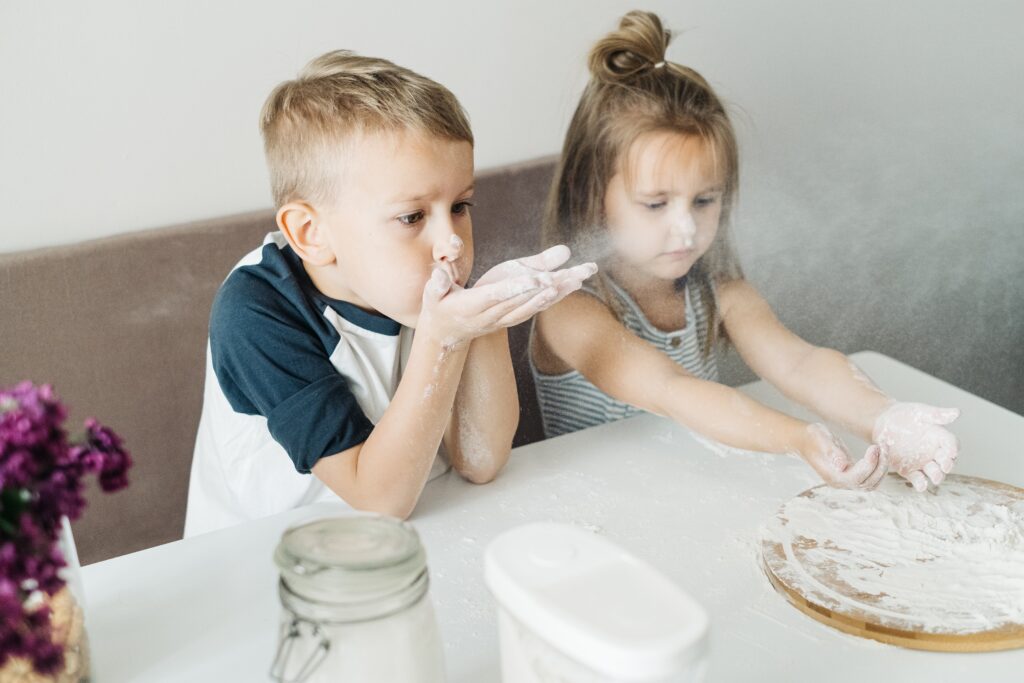 Foto di due bambini che impastano
